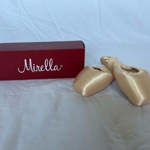 Mirella Pointeshoes